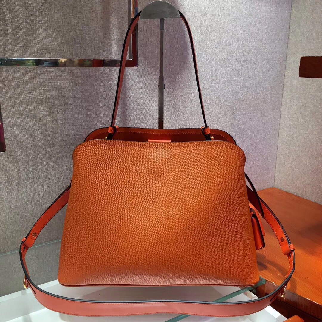 Pra*a matinee tote bag in orange saffiano leather