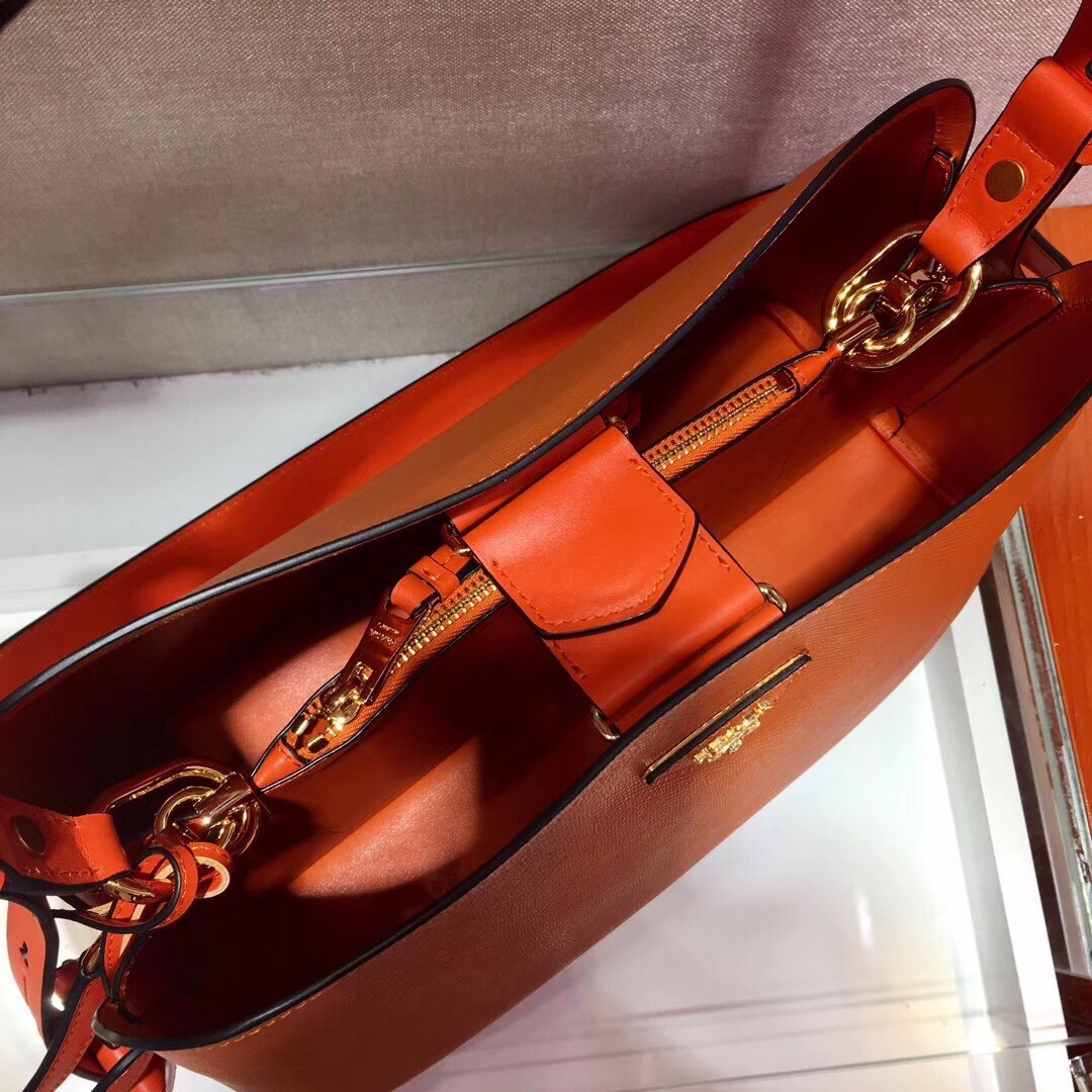 Pra*a matinee tote bag in orange saffiano leather