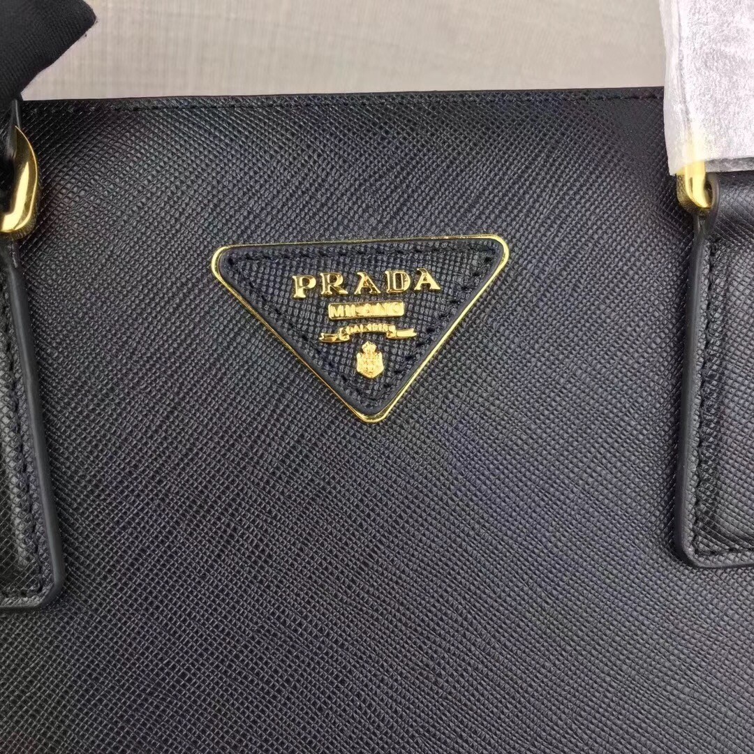 Pra*a medium galleria bag in black saffiano leather