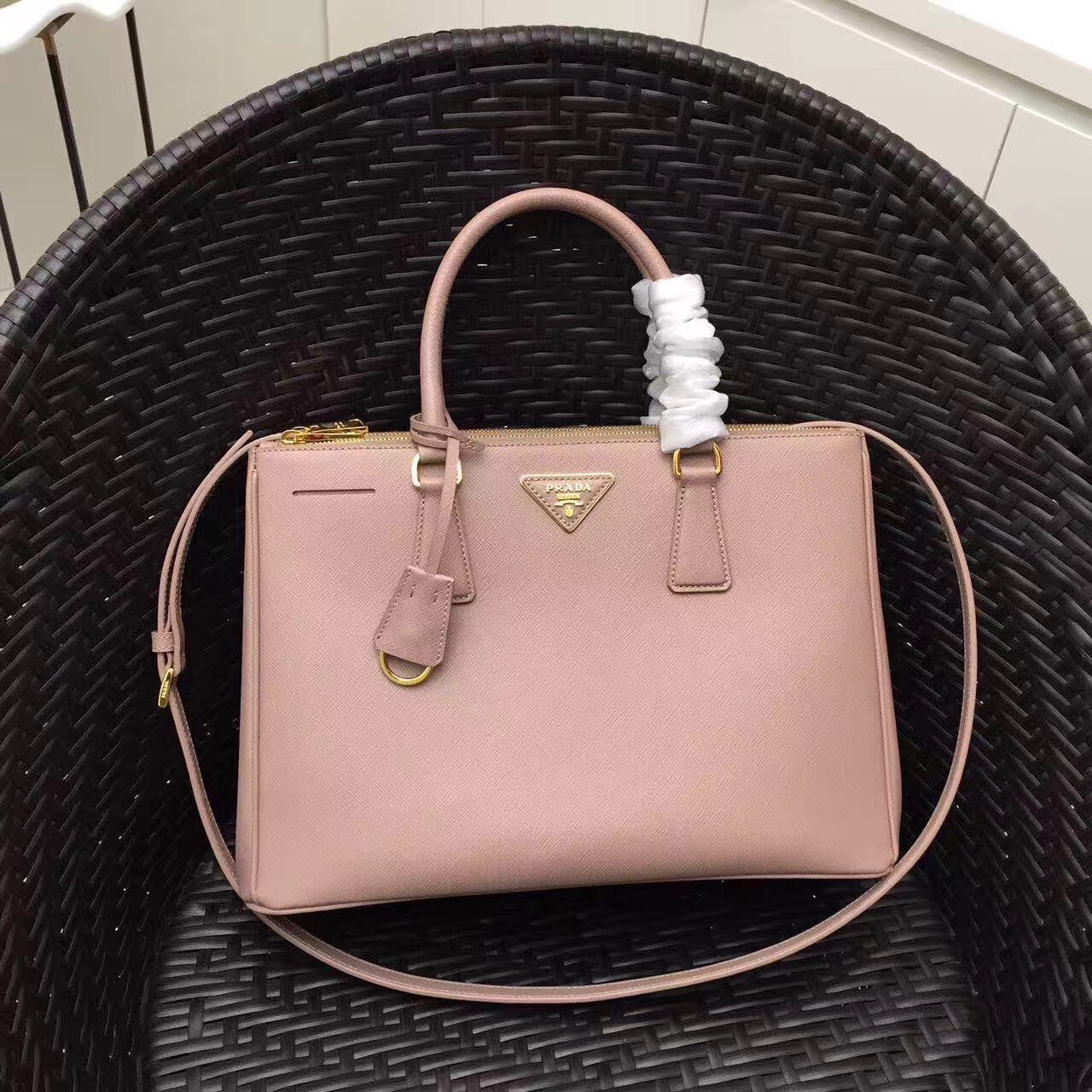 Pra*a medium galleria bag in pink saffiano leather