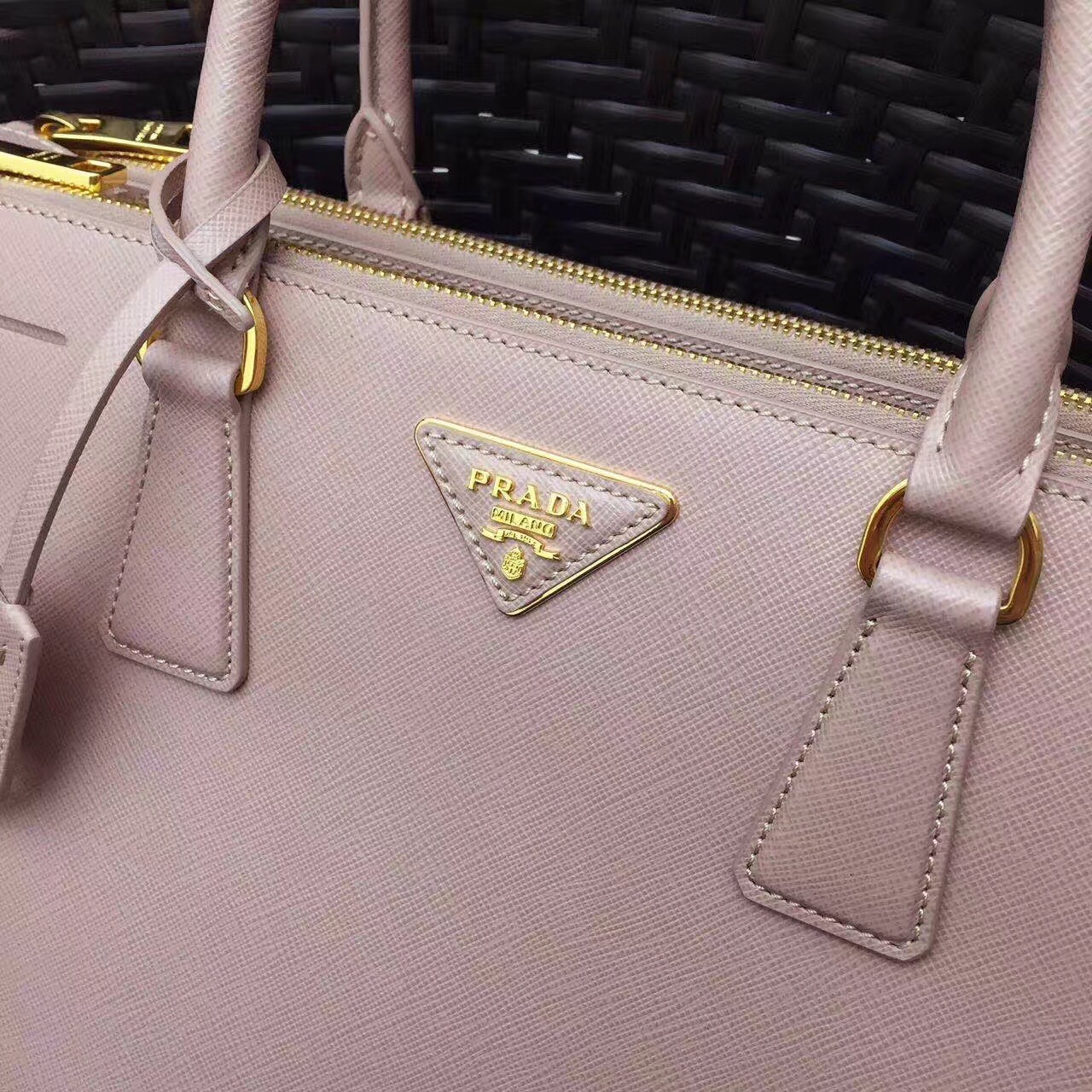 Pra*a medium galleria bag in pink saffiano leather