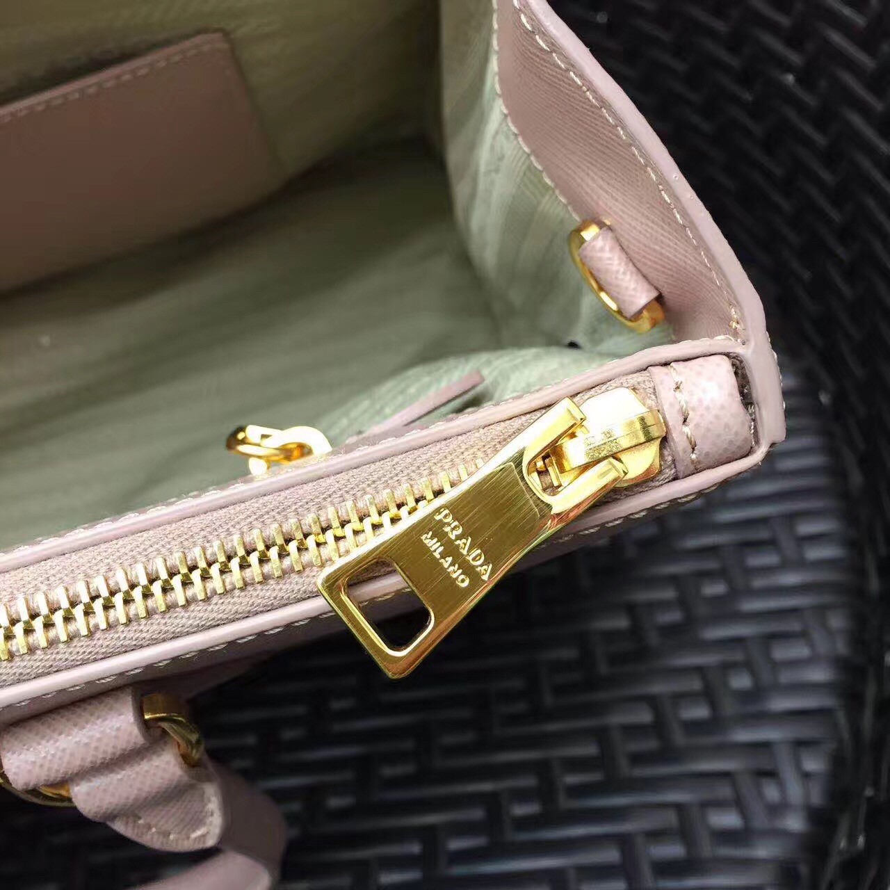 Pra*a medium galleria bag in pink saffiano leather