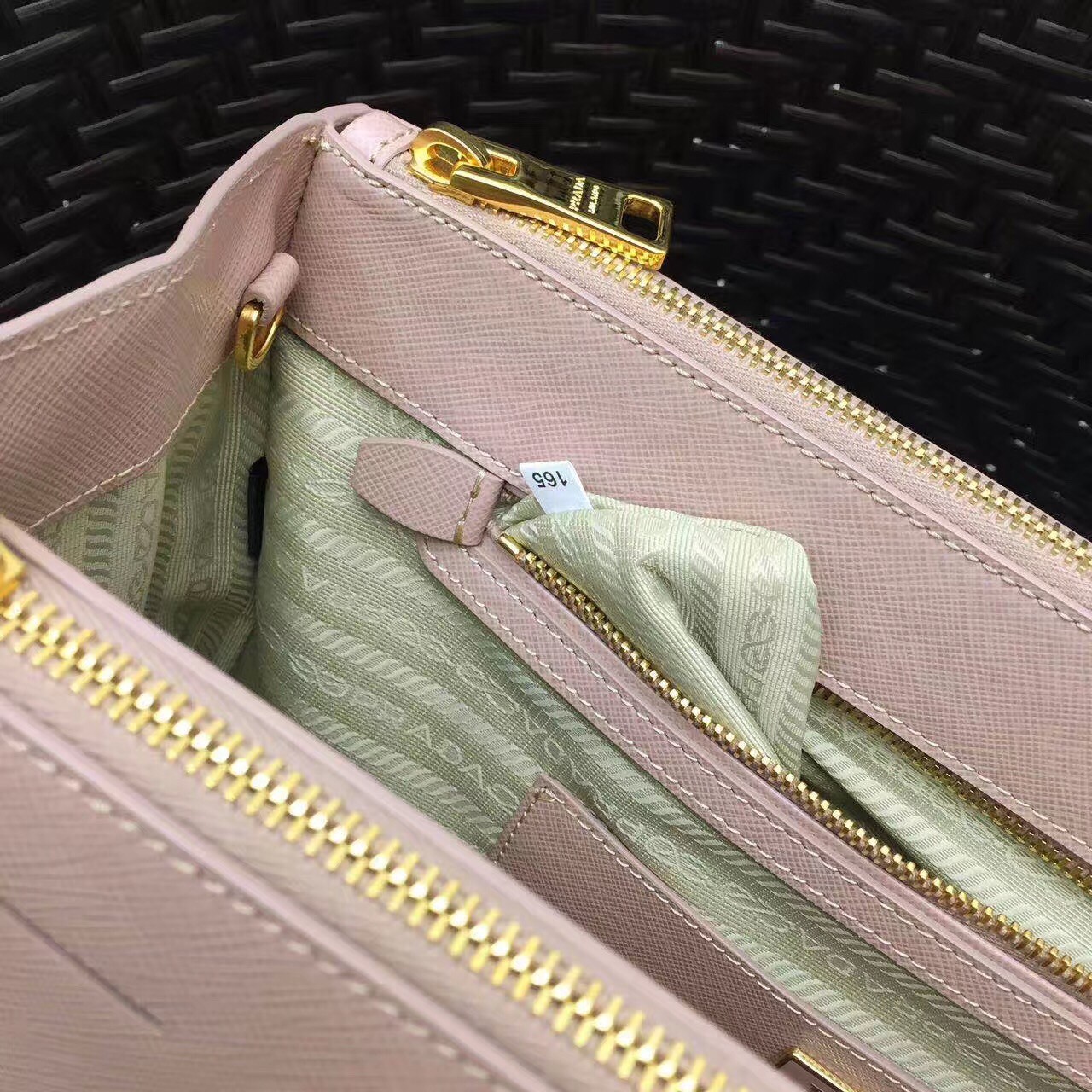 Pra*a medium galleria bag in pink saffiano leather