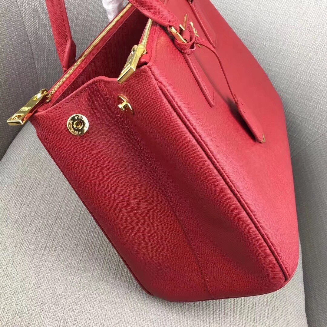 Pra*a medium galleria bag in red saffiano leather