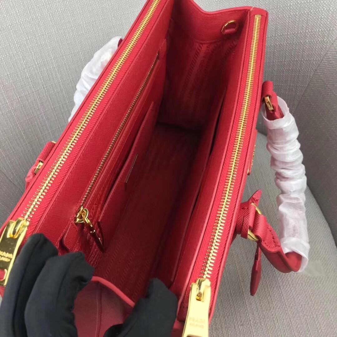 Pra*a medium galleria bag in red saffiano leather