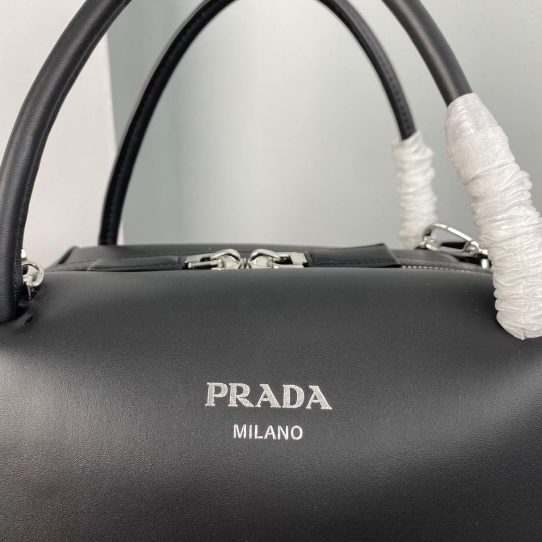 pra*a S*pernova medium handbag in black leather