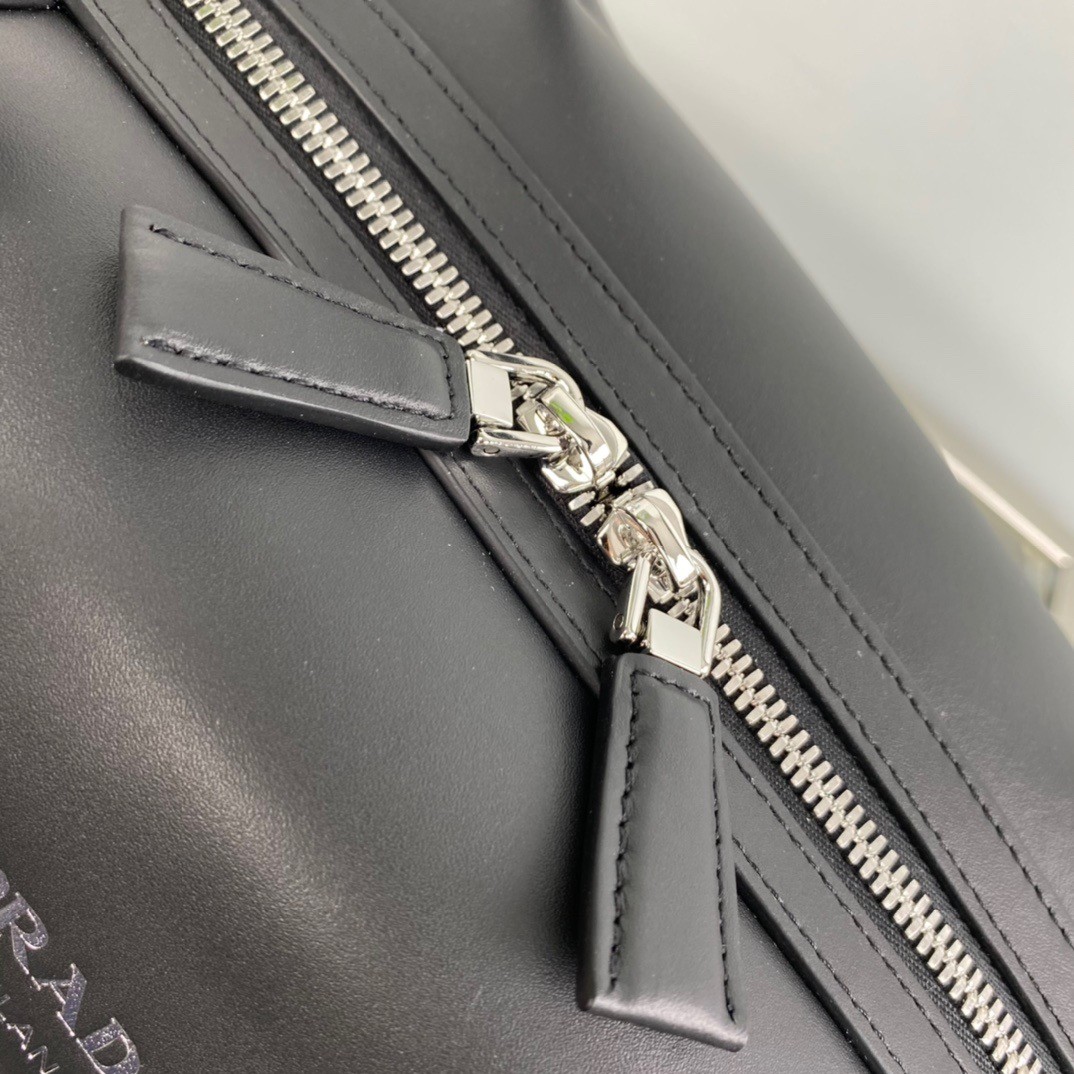 pra*a S*pernova medium handbag in black leather