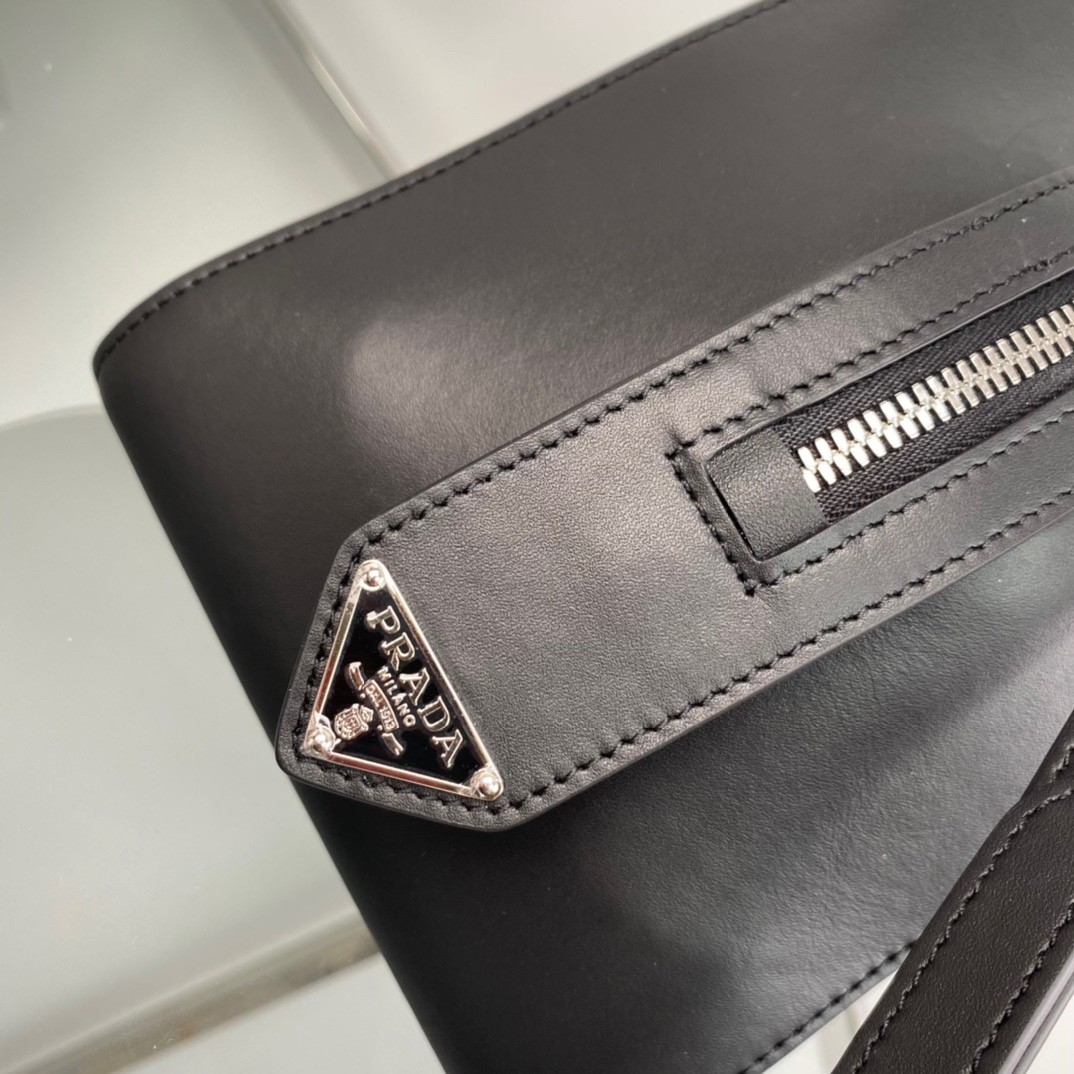 pra*a S*pernova medium handbag in black leather