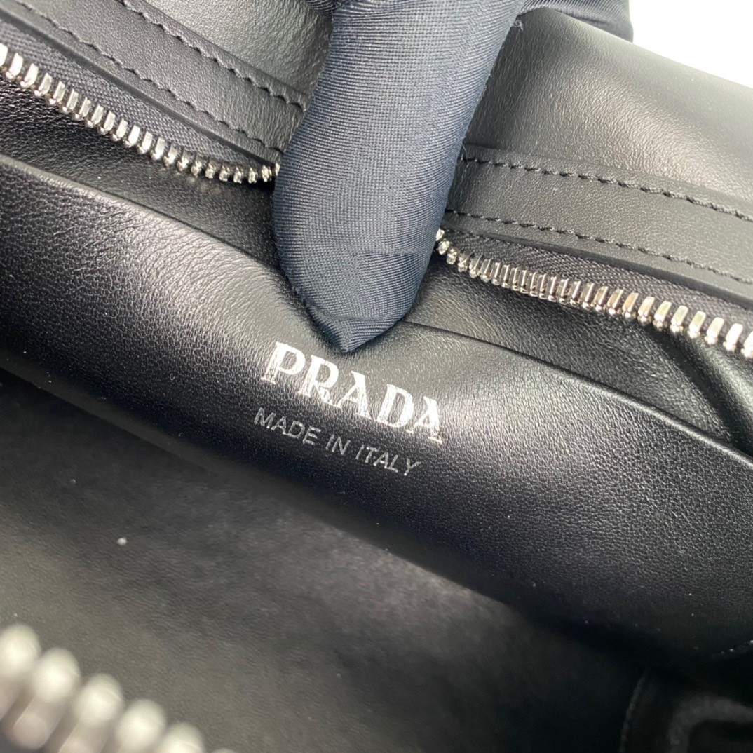 pra*a S*pernova medium handbag in black leather