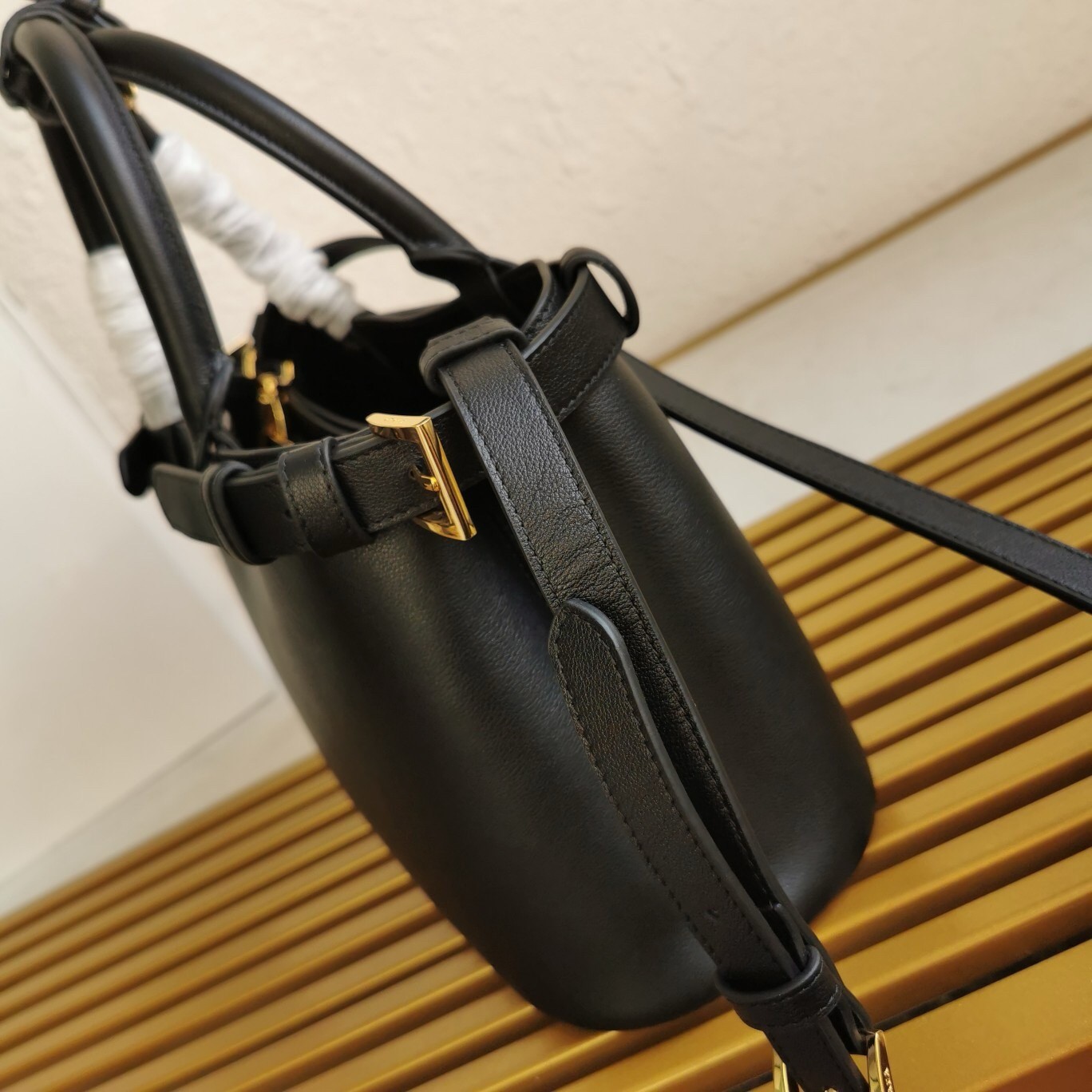 Pra*a small handbag in black leather with belt