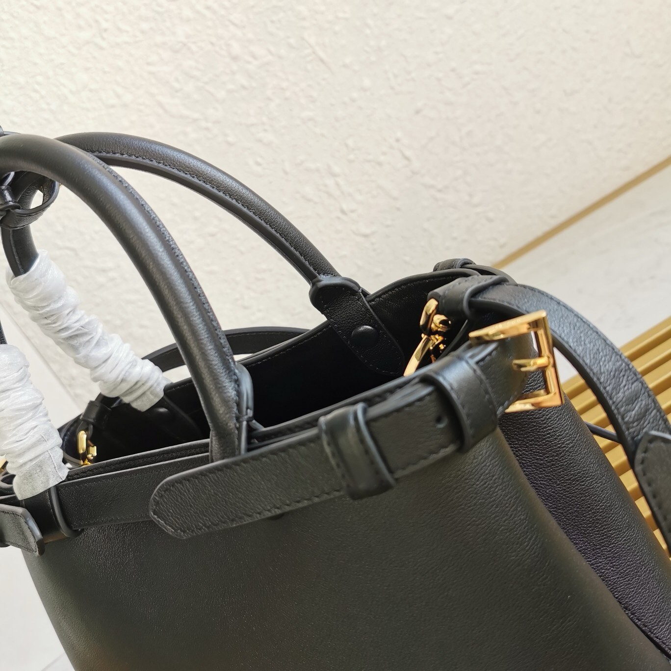 Pra*a small handbag in black leather with belt
