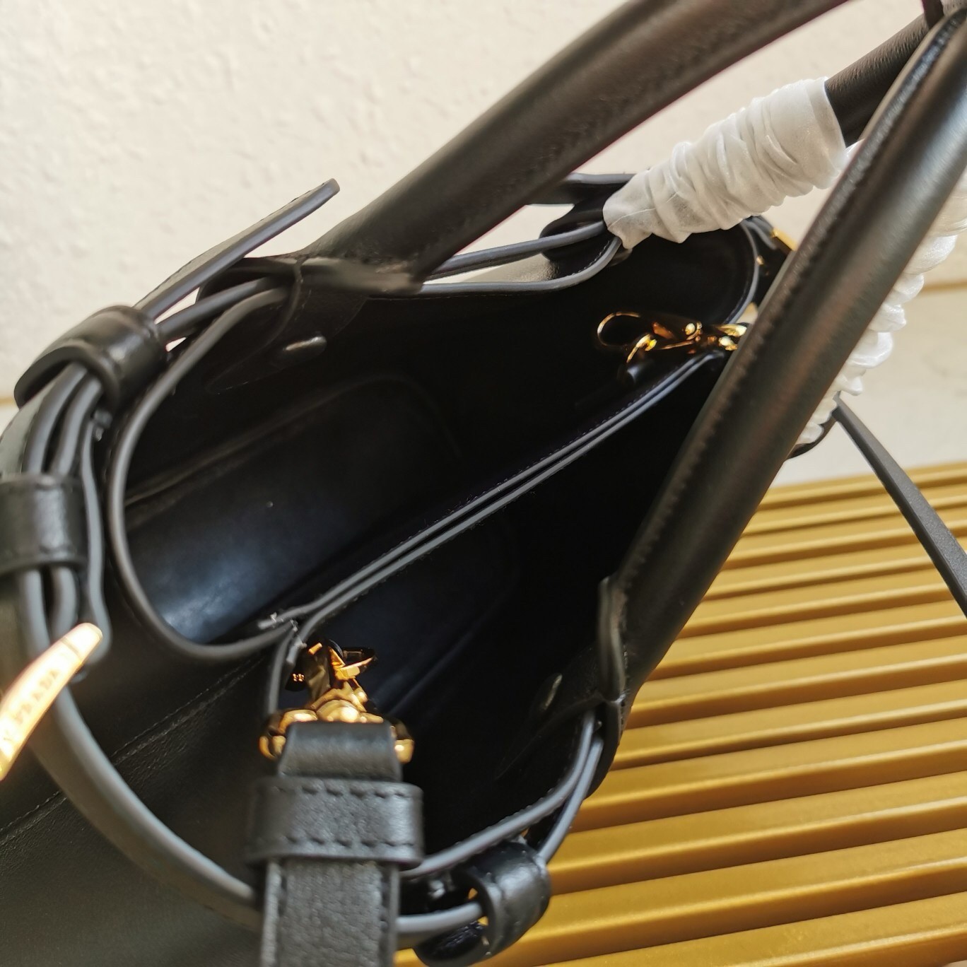 Pra*a small handbag in black leather with belt