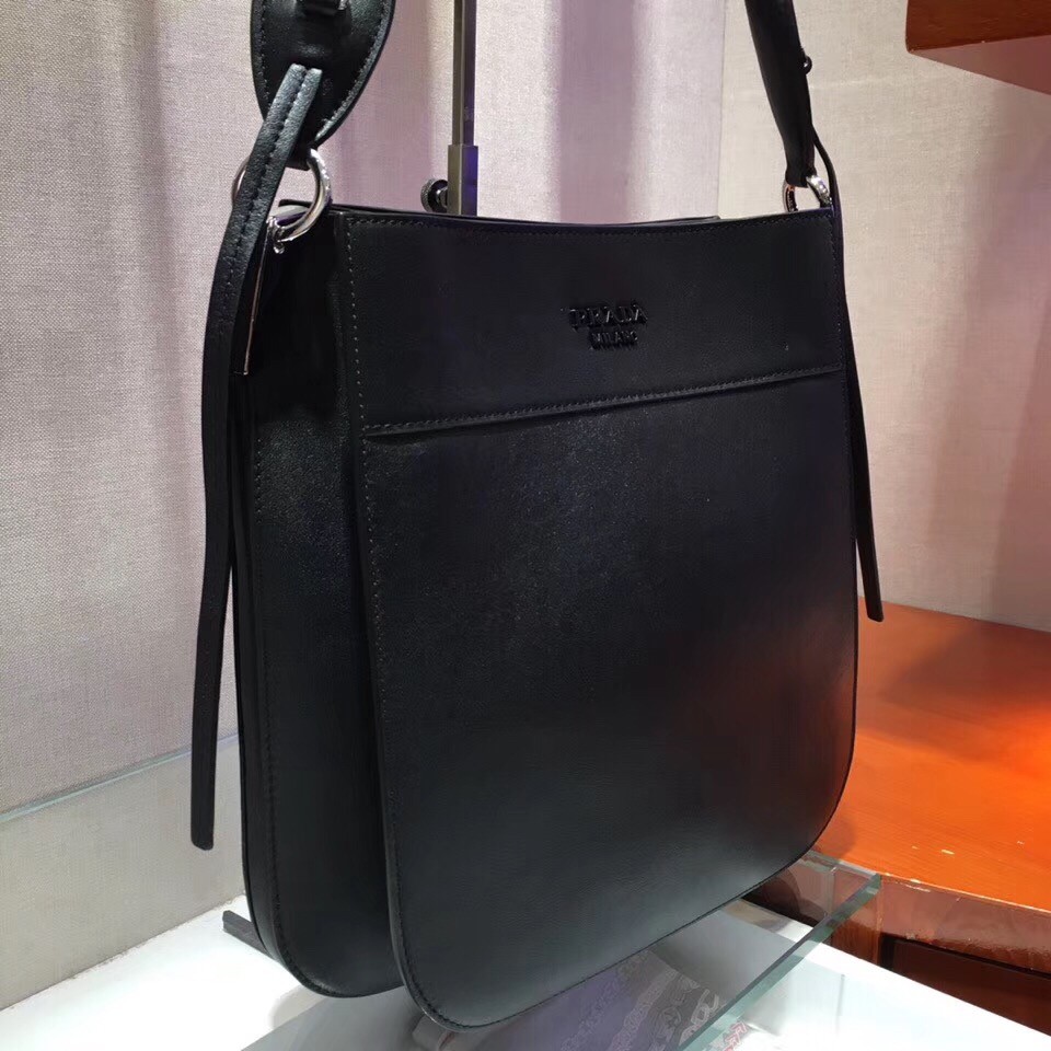 Pra*a margit shoulder bag in black calfskin