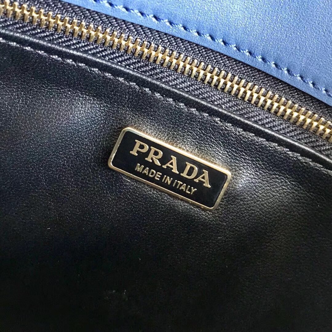 Pra*a embleme bag in blue saffiano leather