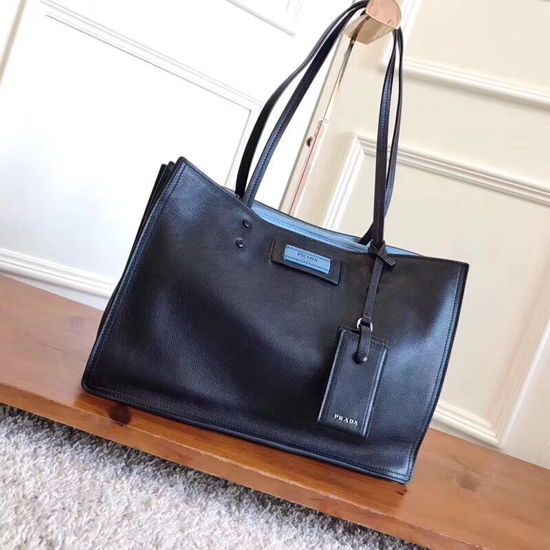 Pra*a etiquette tote bag in black calf leather