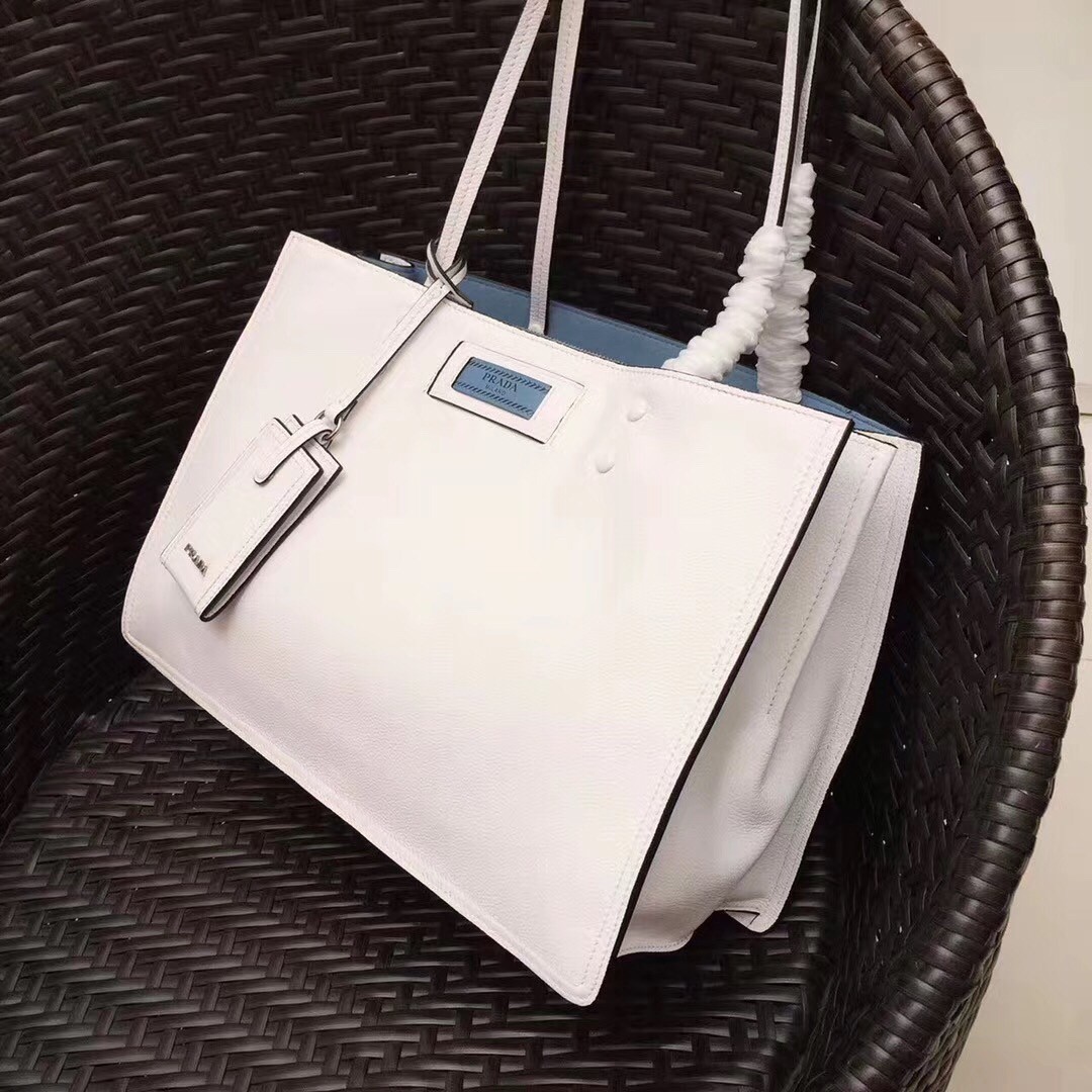 Pra*a etiquette tote bag in white calf leather