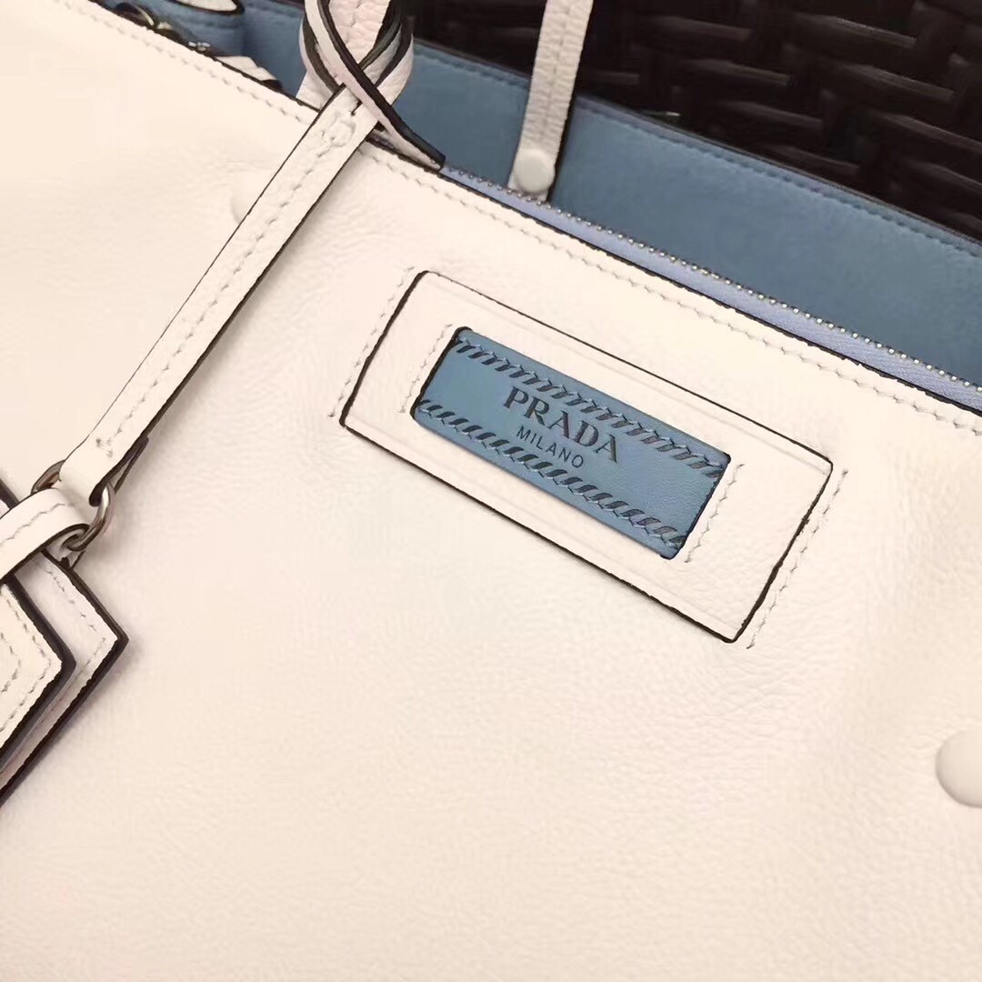 Pra*a etiquette tote bag in white calf leather