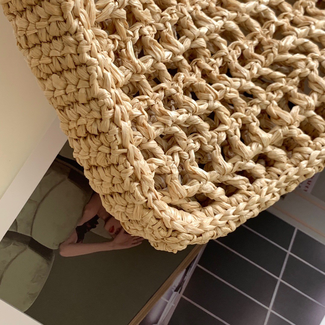 Pra*a small tote bag in beige woven raffia