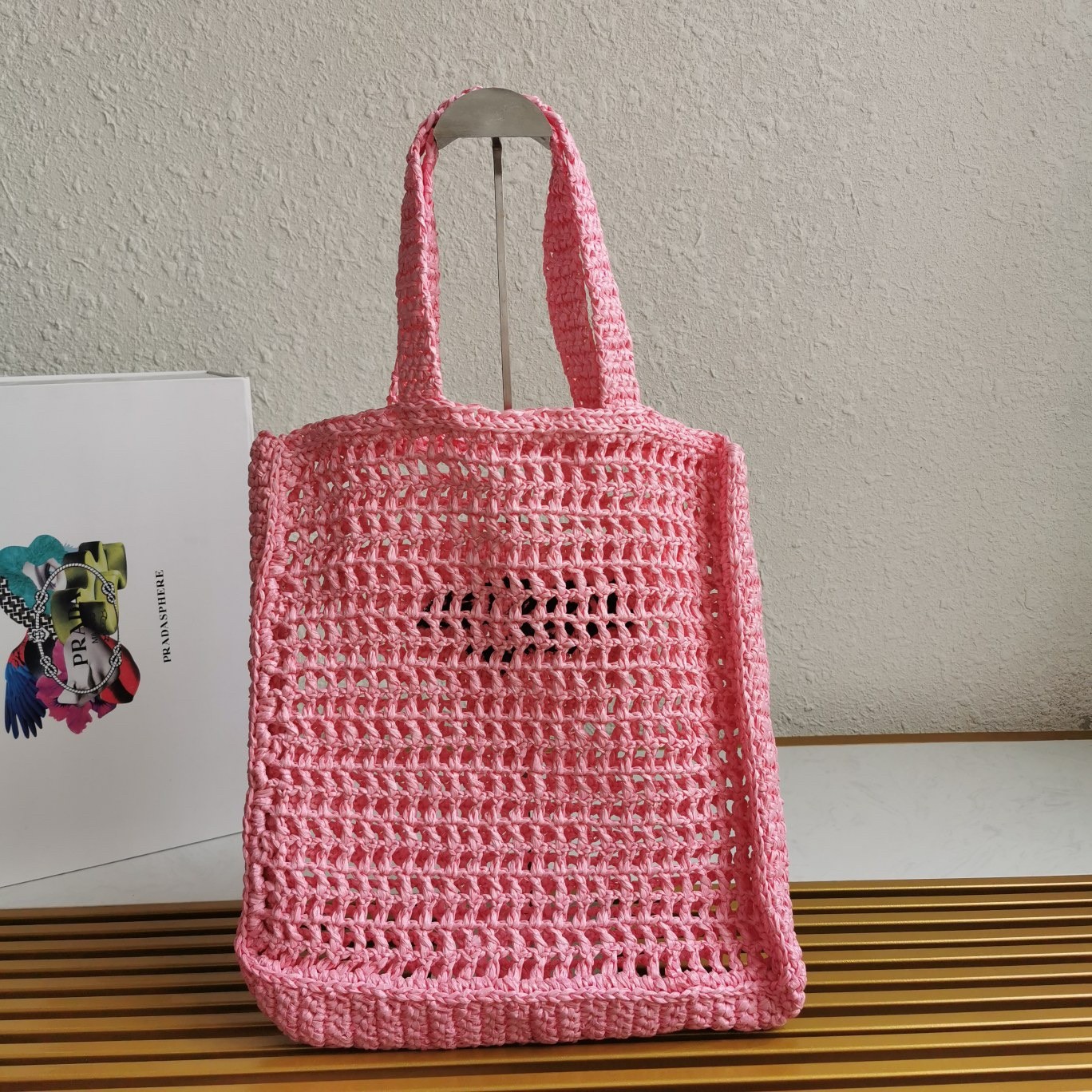 Pra*a small tote bag in pink woven raffia
