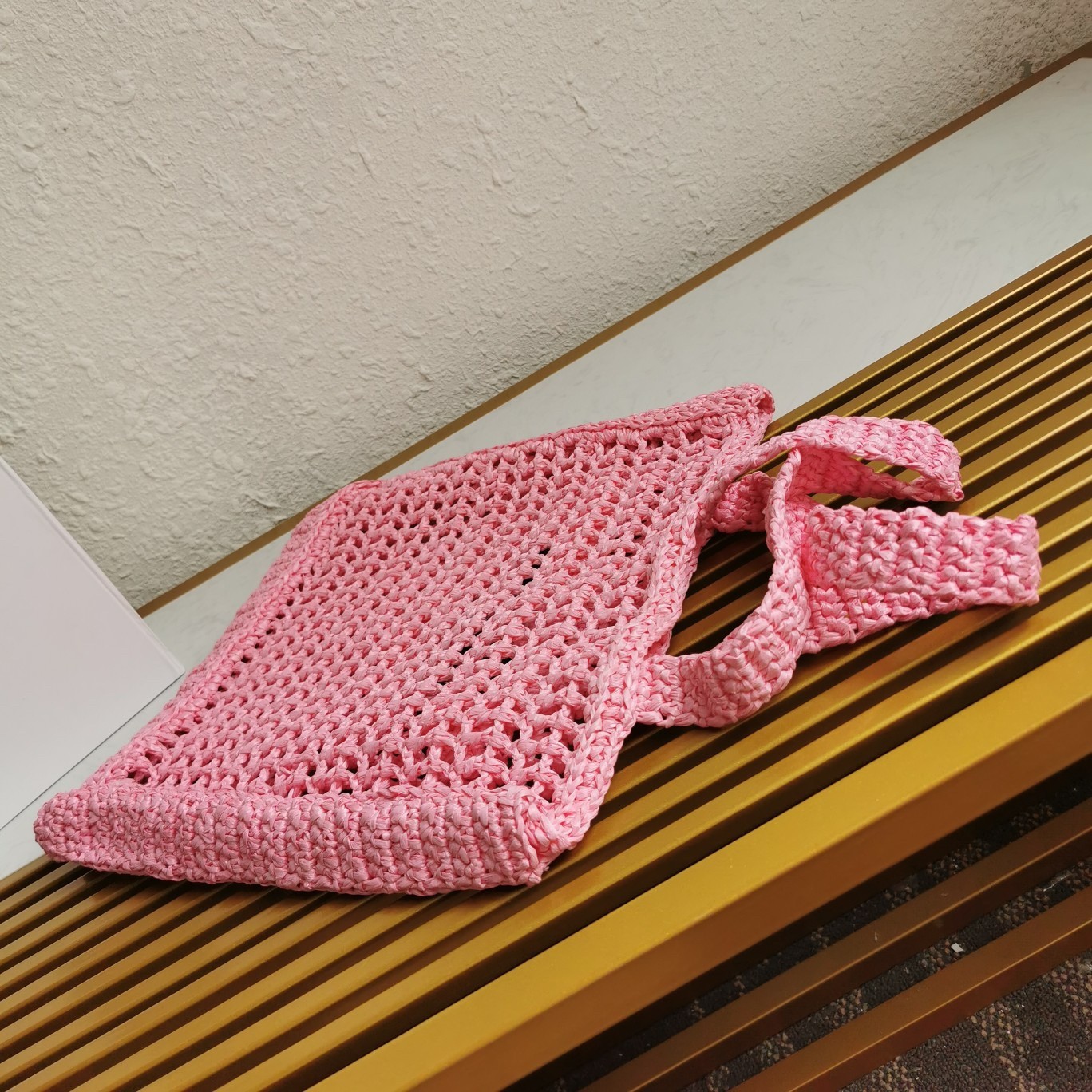 Pra*a small tote bag in pink woven raffia