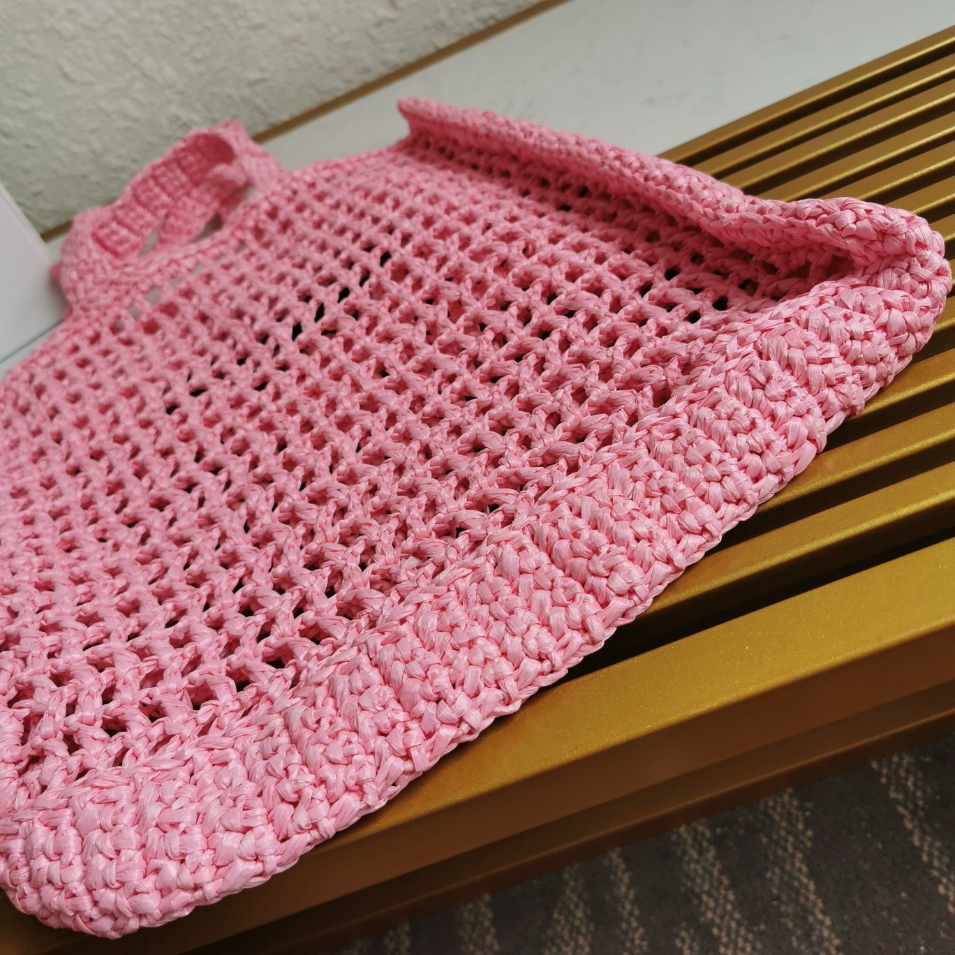Pra*a small tote bag in pink woven raffia