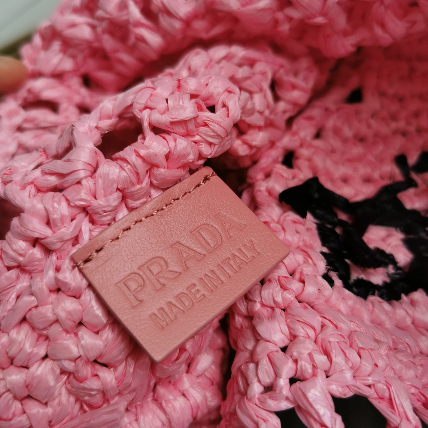 Pra*a small tote bag in pink woven raffia