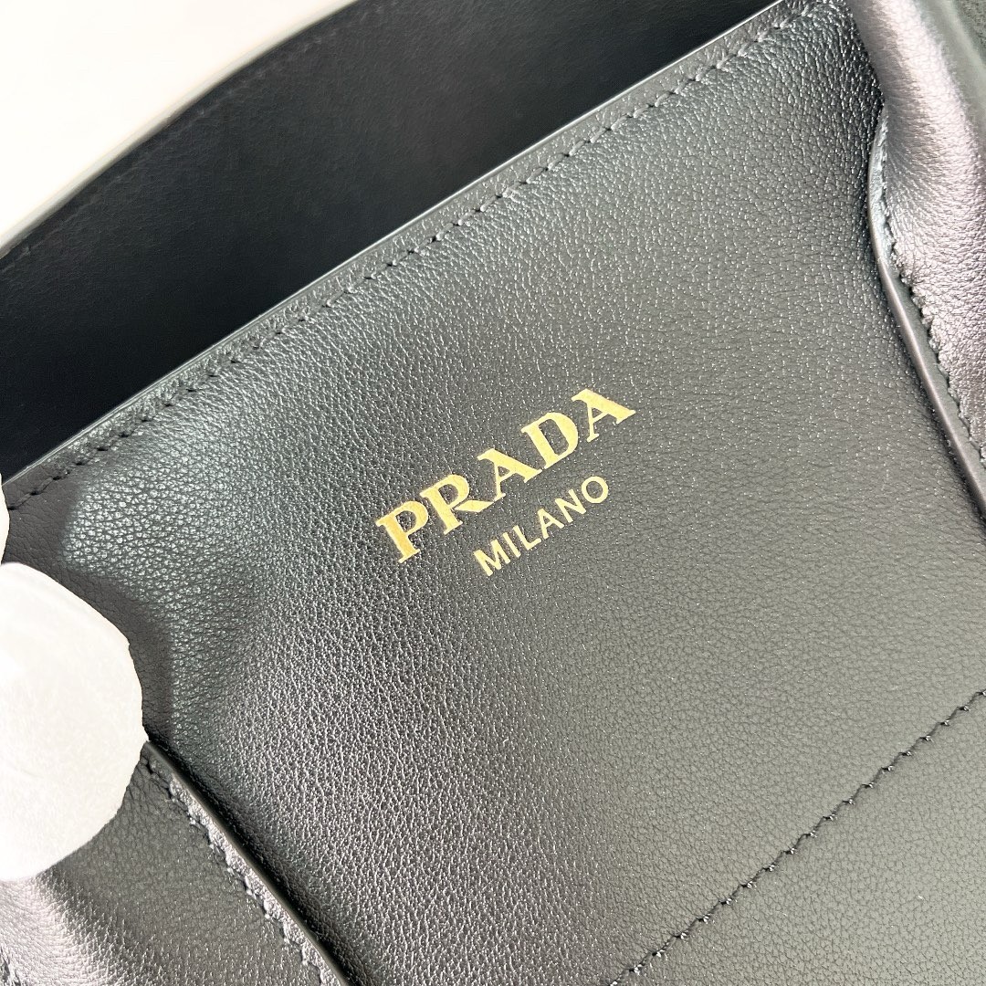 Pra*a large tote bag in black leather with buckles