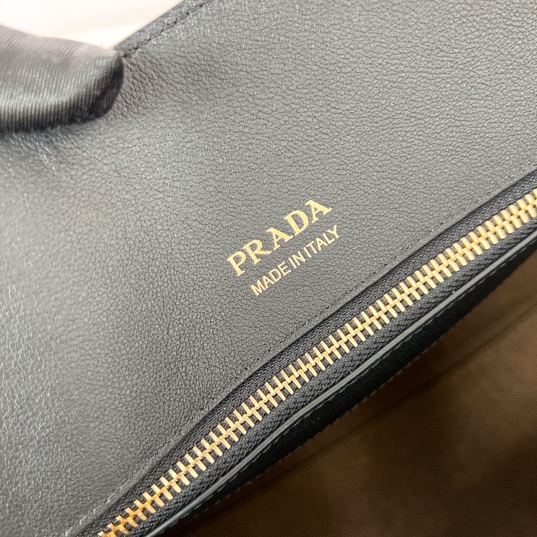 Pra*a large tote bag in black leather with buckles