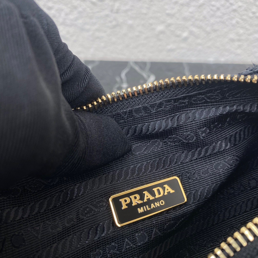 Pra*a re-edition 2005 shoulder bag in black raffia