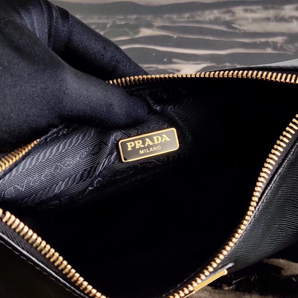 Pra*a re-edition 2005 shoulder bag in black saffiano leather