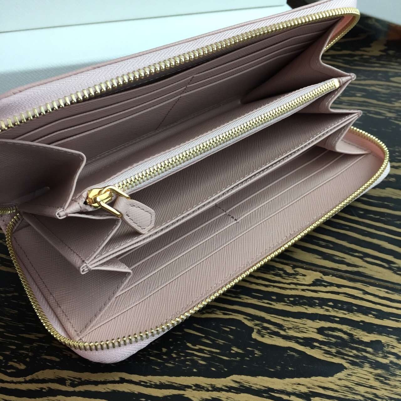 Pra*a zipped wallet in light pink saffiano leather