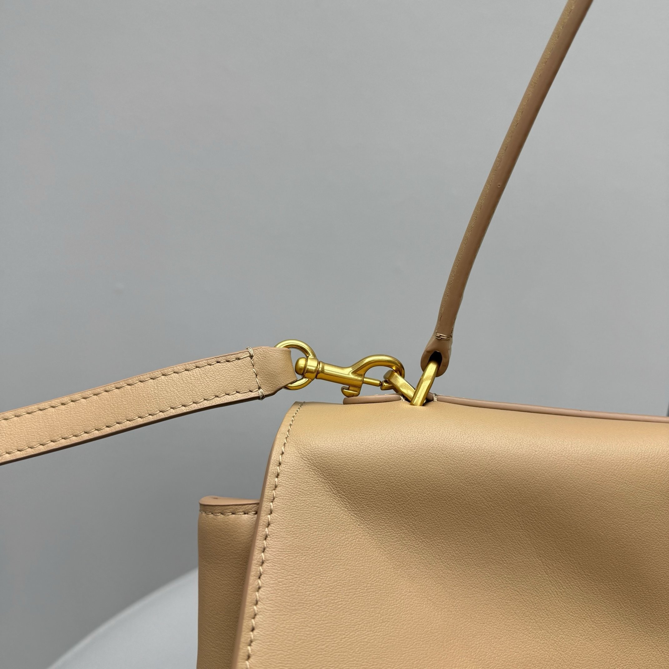 Ba*len*cia*ga rodeo medium bag in latte calfskin