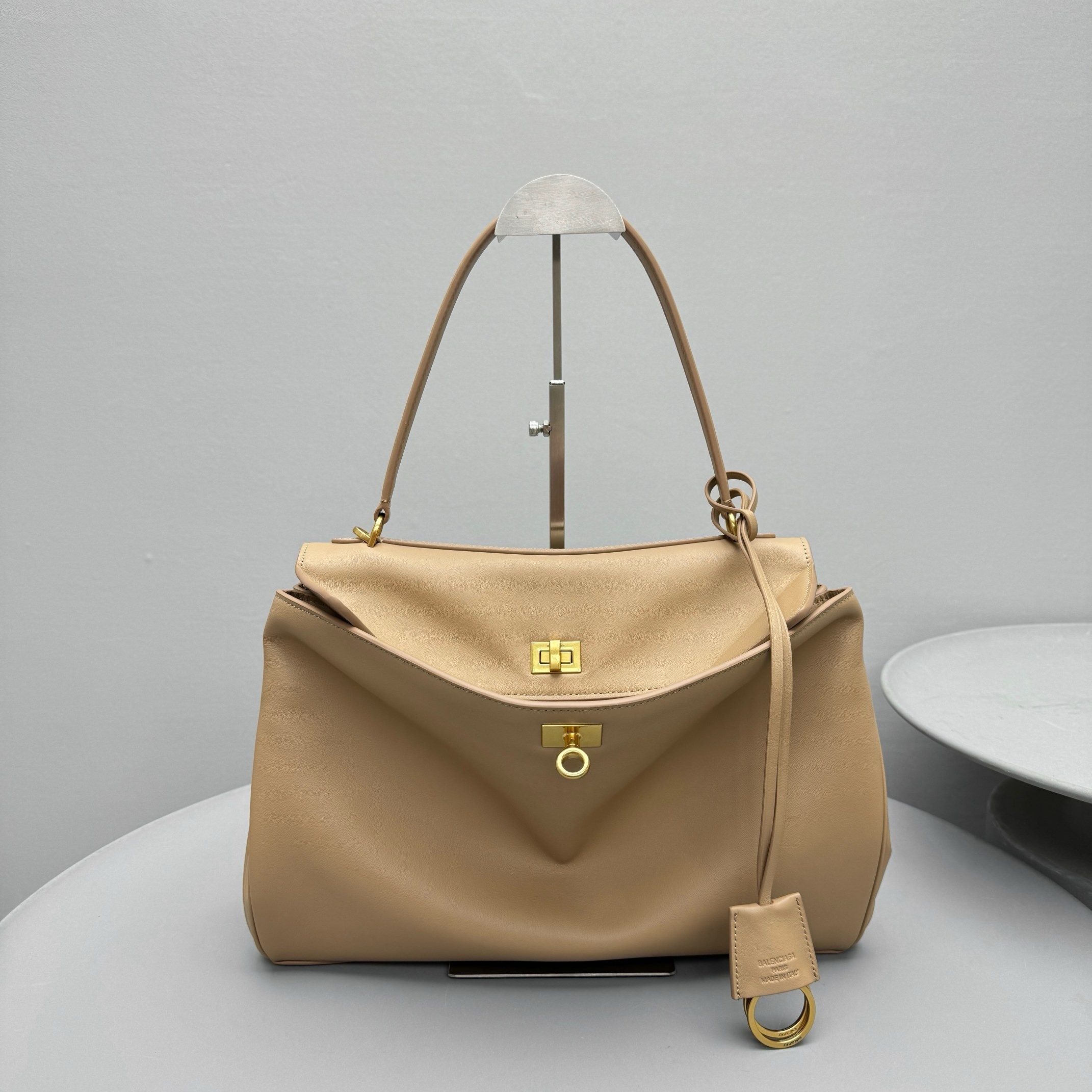 Ba*len*cia*ga rodeo medium bag in latte calfskin