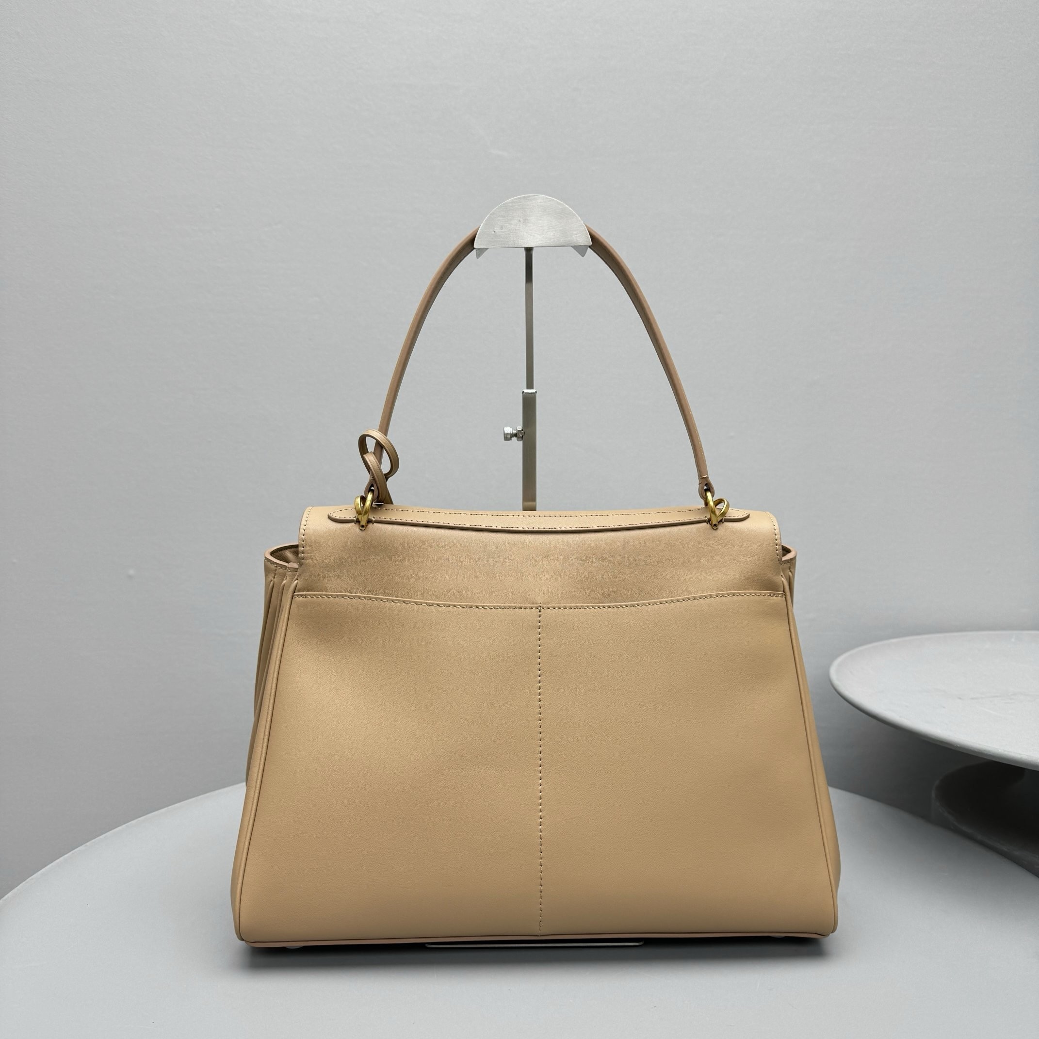 Ba*len*cia*ga rodeo medium bag in latte calfskin