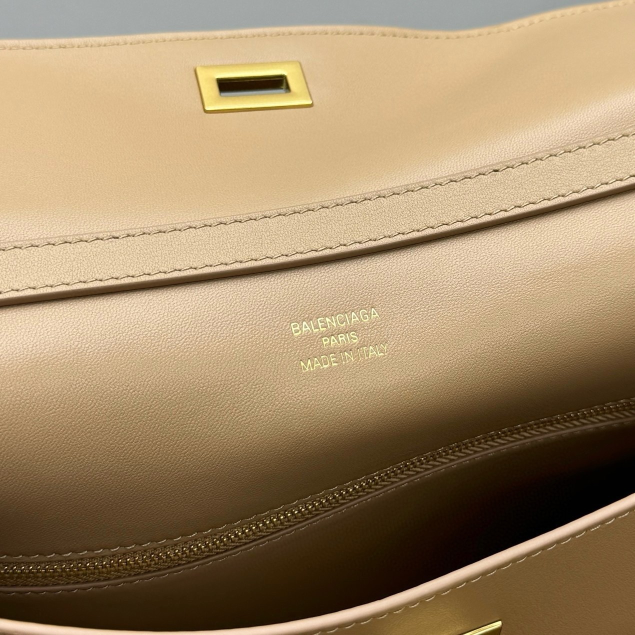 Ba*len*cia*ga rodeo medium bag in latte calfskin
