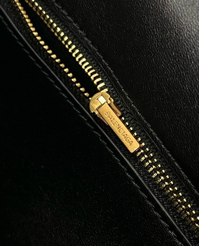 Ba*len*cia*ga rodeo large bag in black calfskin