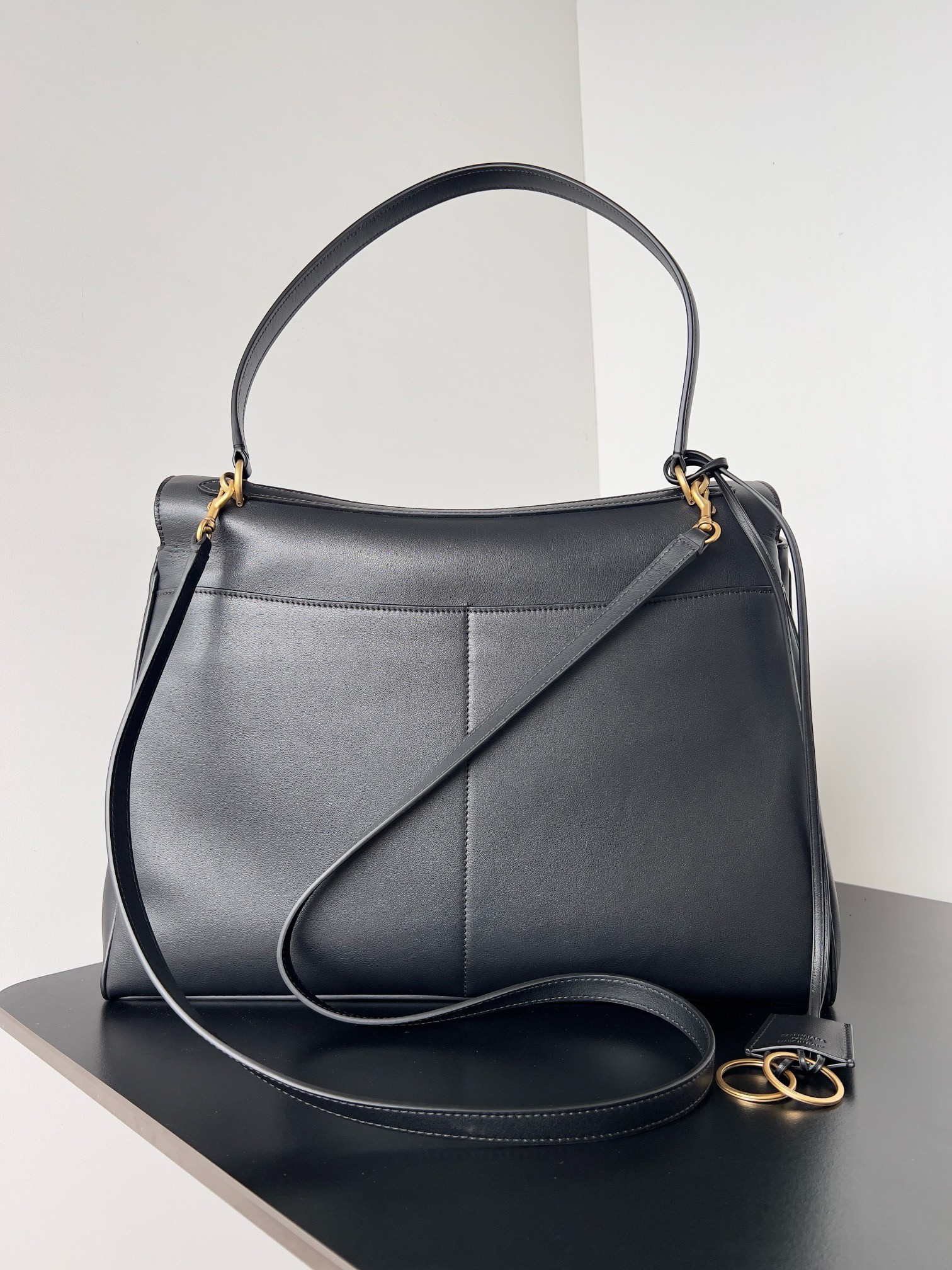 Ba*len*cia*ga rodeo large bag in black calfskin