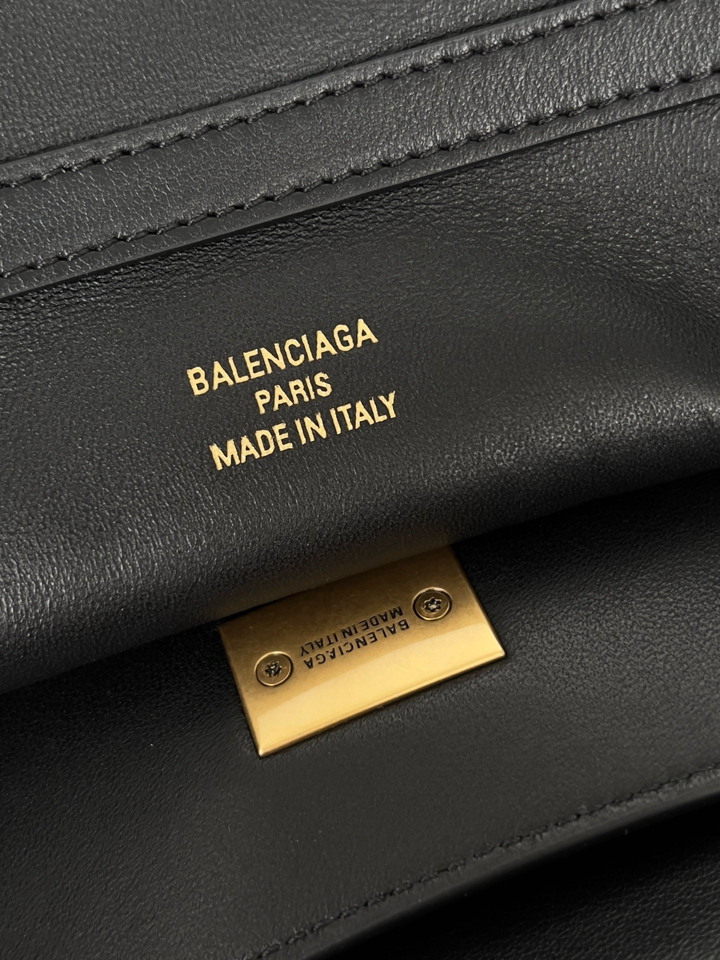 Ba*len*cia*ga rodeo large bag in black calfskin