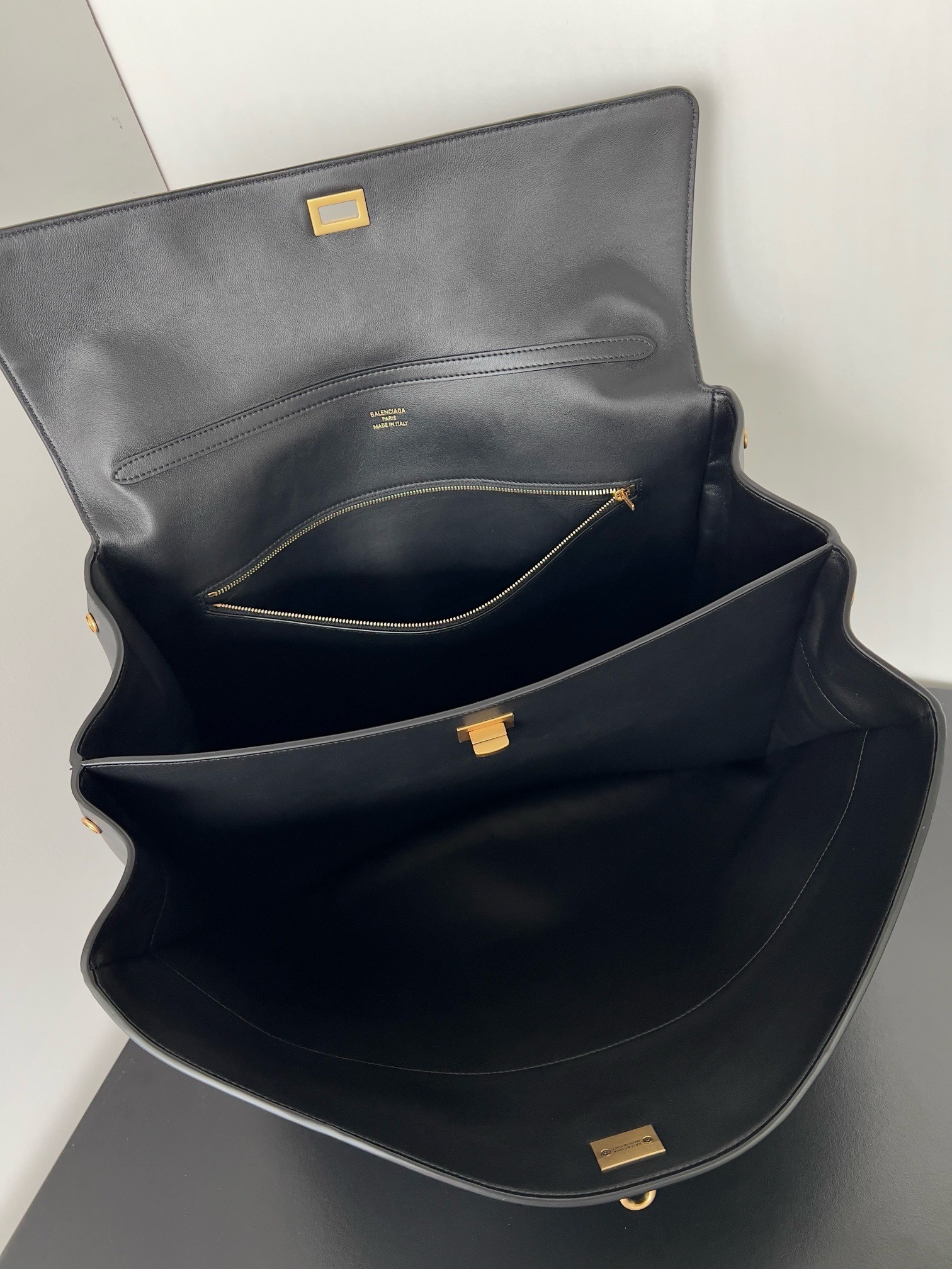 Ba*len*cia*ga rodeo large bag in black calfskin