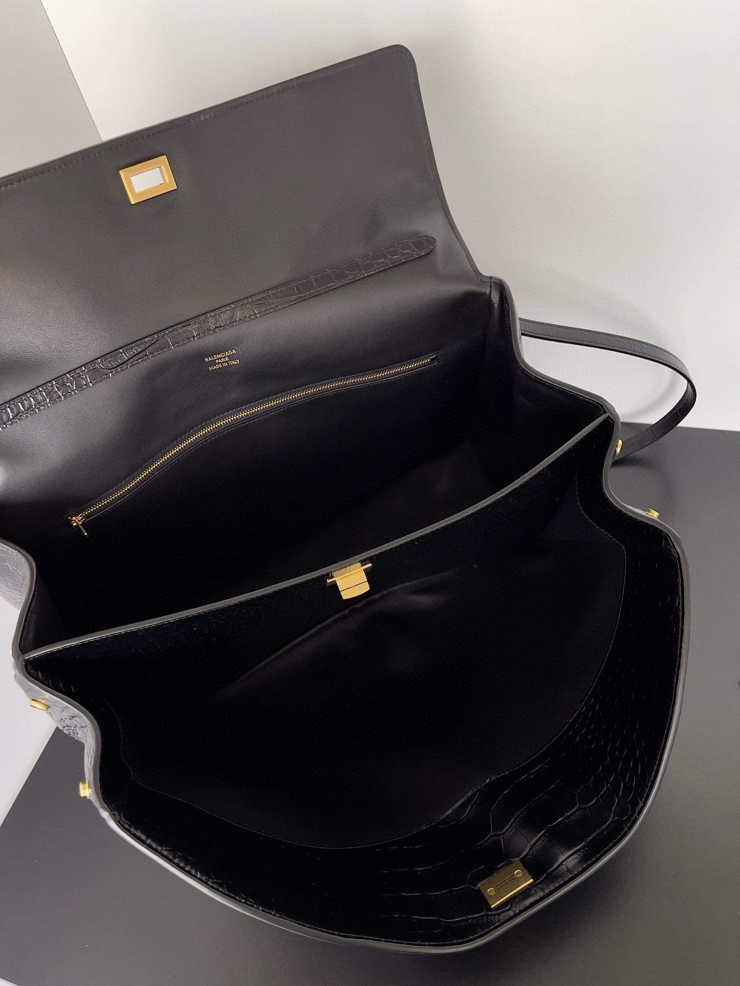 Ba*len*cia*ga rodeo large bag in black crocodile embossed calfskin