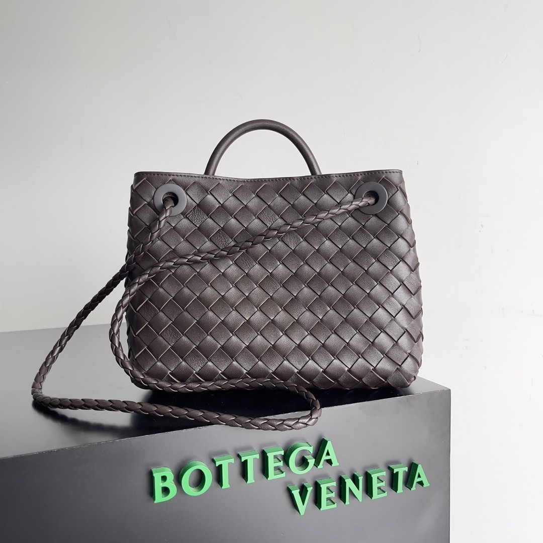 bo*te*ga Ve*ne*ta small andiamo bag in fondant intrecciato lambskin
