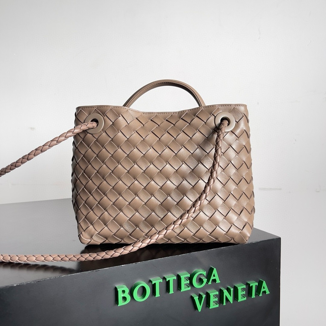 bo*te*ga Ve*ne*ta andiamo small bag in praline intrecciato lambskin