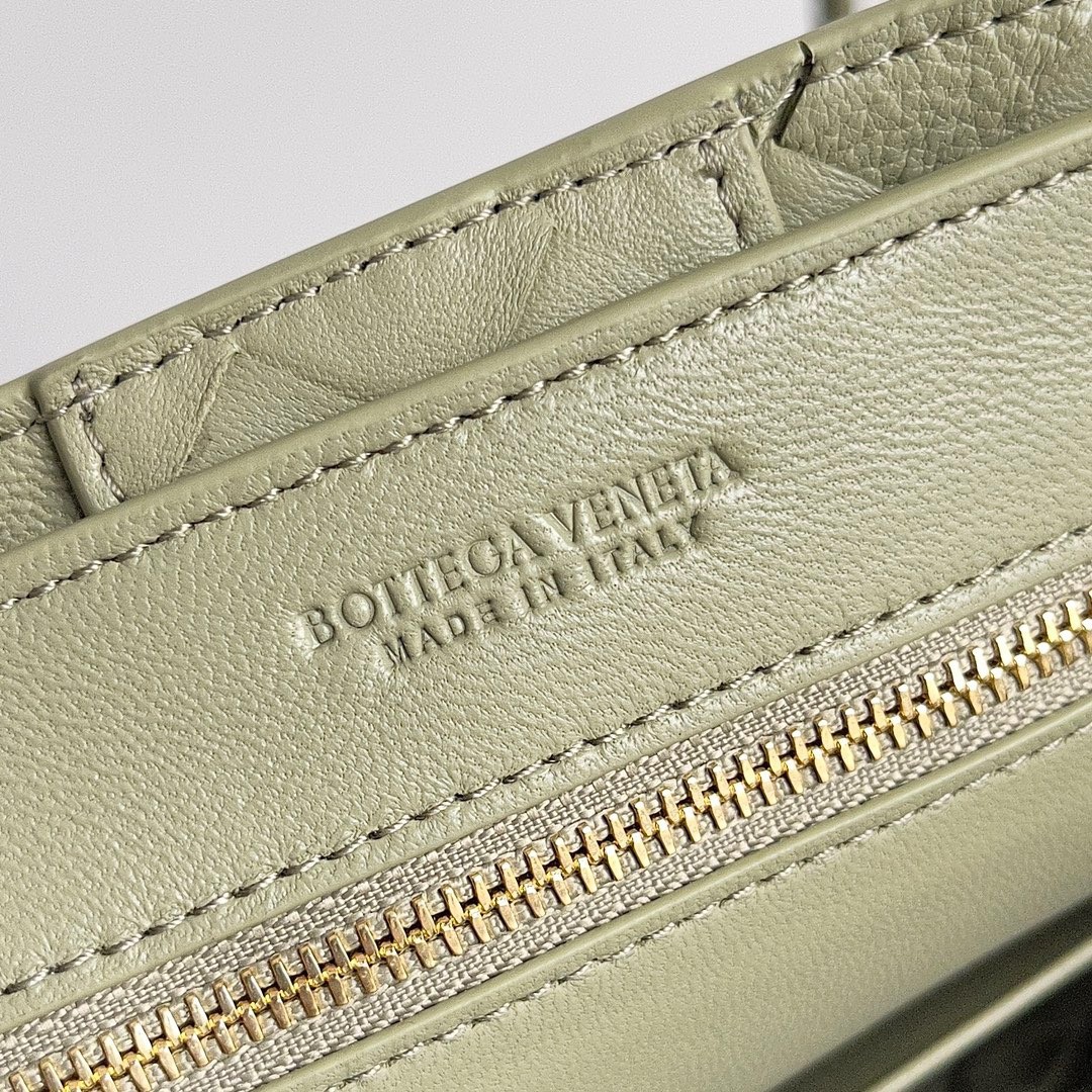 bo*te*ga Ve*ne*ta small andiamo bag in travertine intrecciato lambskin