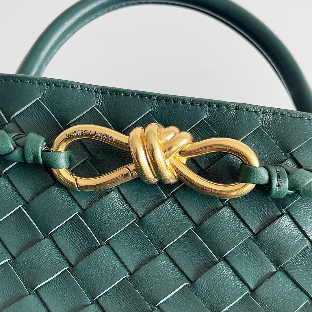 bo*te*ga Ve*ne*ta andiamo small east/west bag in green intrecciato lambskin