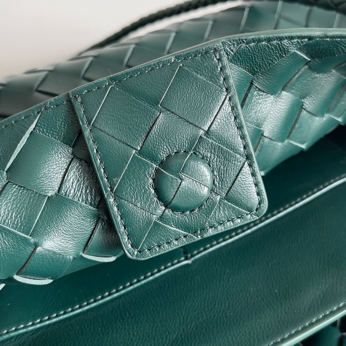 bo*te*ga Ve*ne*ta andiamo small east/west bag in green intrecciato lambskin