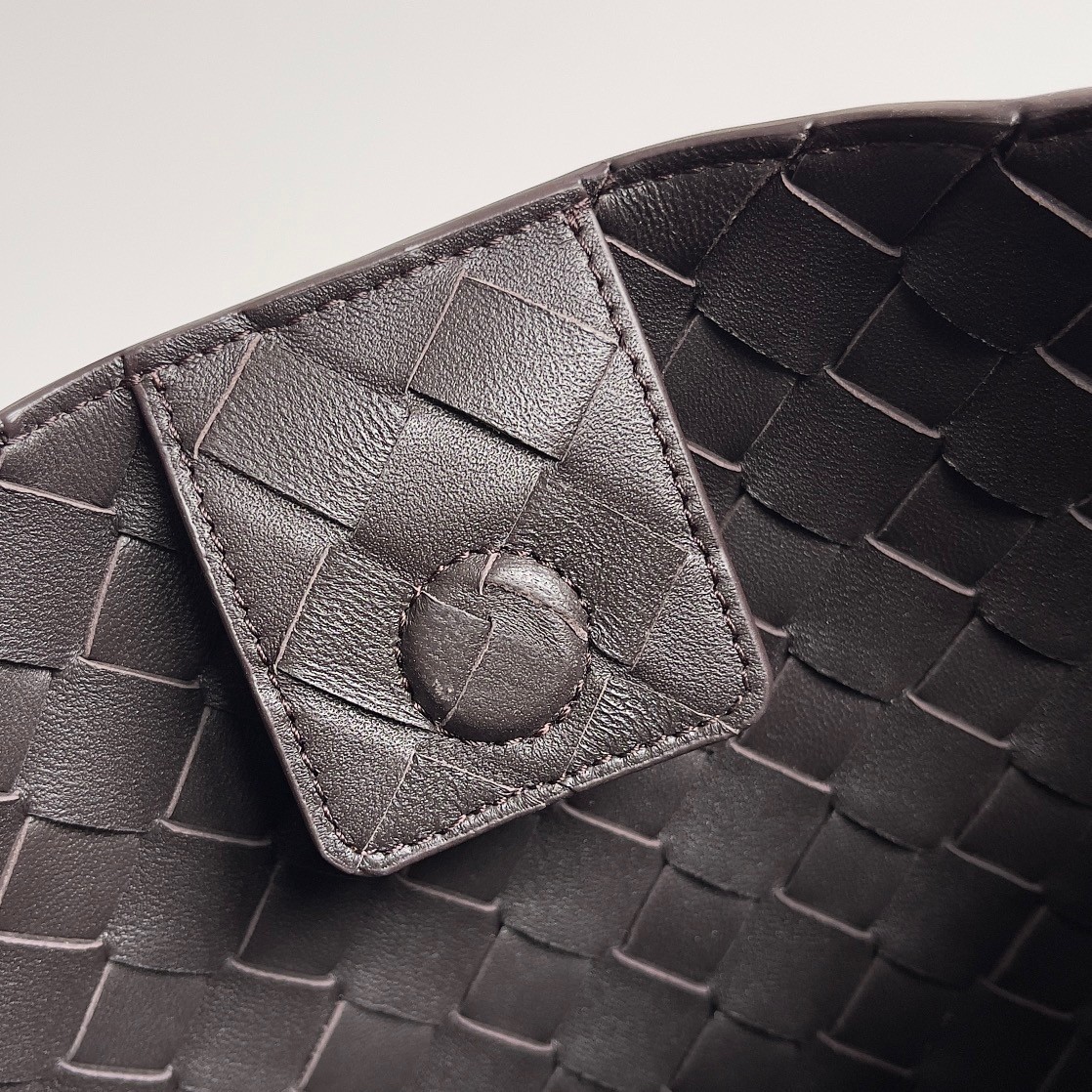 bo*te*ga Ve*ne*ta andiamo small east/west bag in fondant intrecciato lambskin