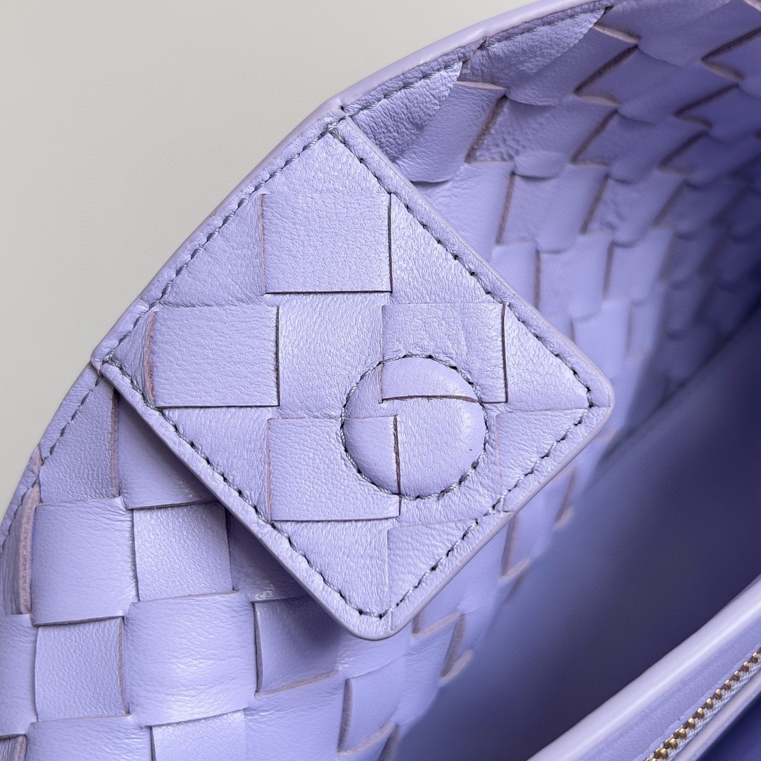 bo*te*ga Ve*ne*ta andiamo small east/west bag in lilas intrecciato lambskin