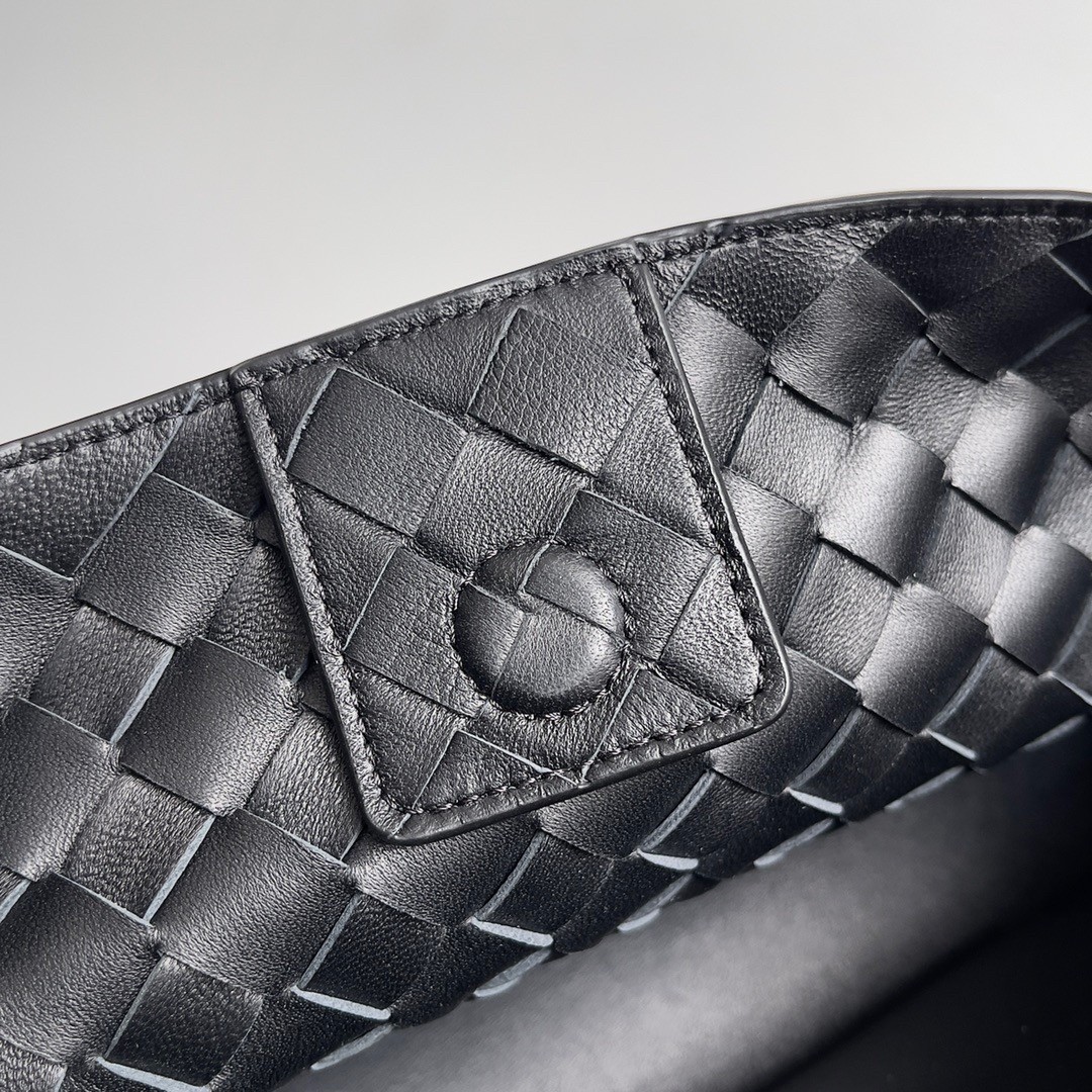 bo*te*ga Ve*ne*ta andiamo small east/west bag in black intrecciato lambskin
