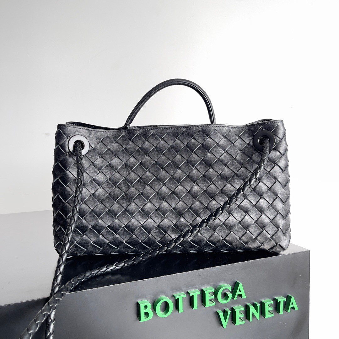 bo*te*ga Ve*ne*ta andiamo small east/west bag in black intrecciato lambskin