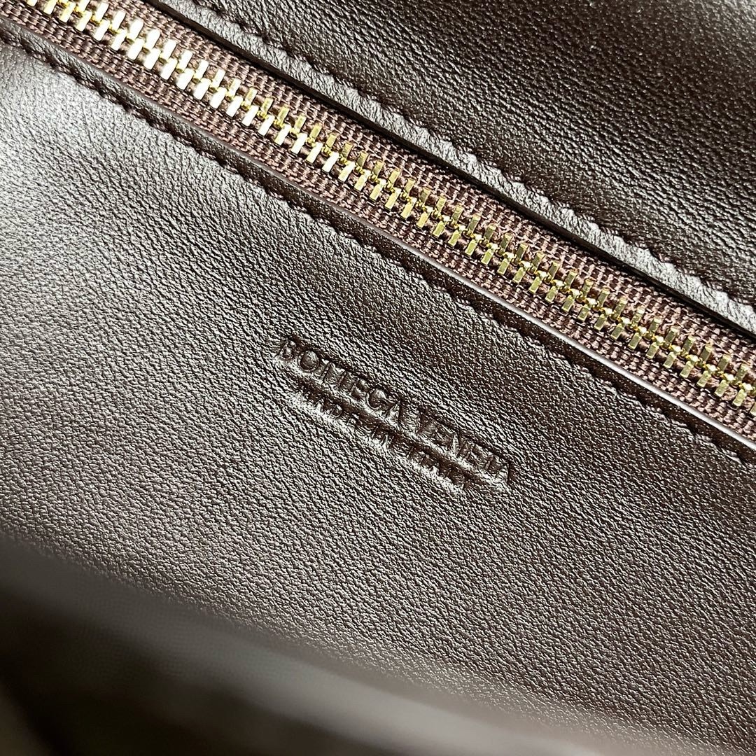 bo*te*ga Ve*ne*ta andiamo clutch with handle in fondant intrecciato lambskin